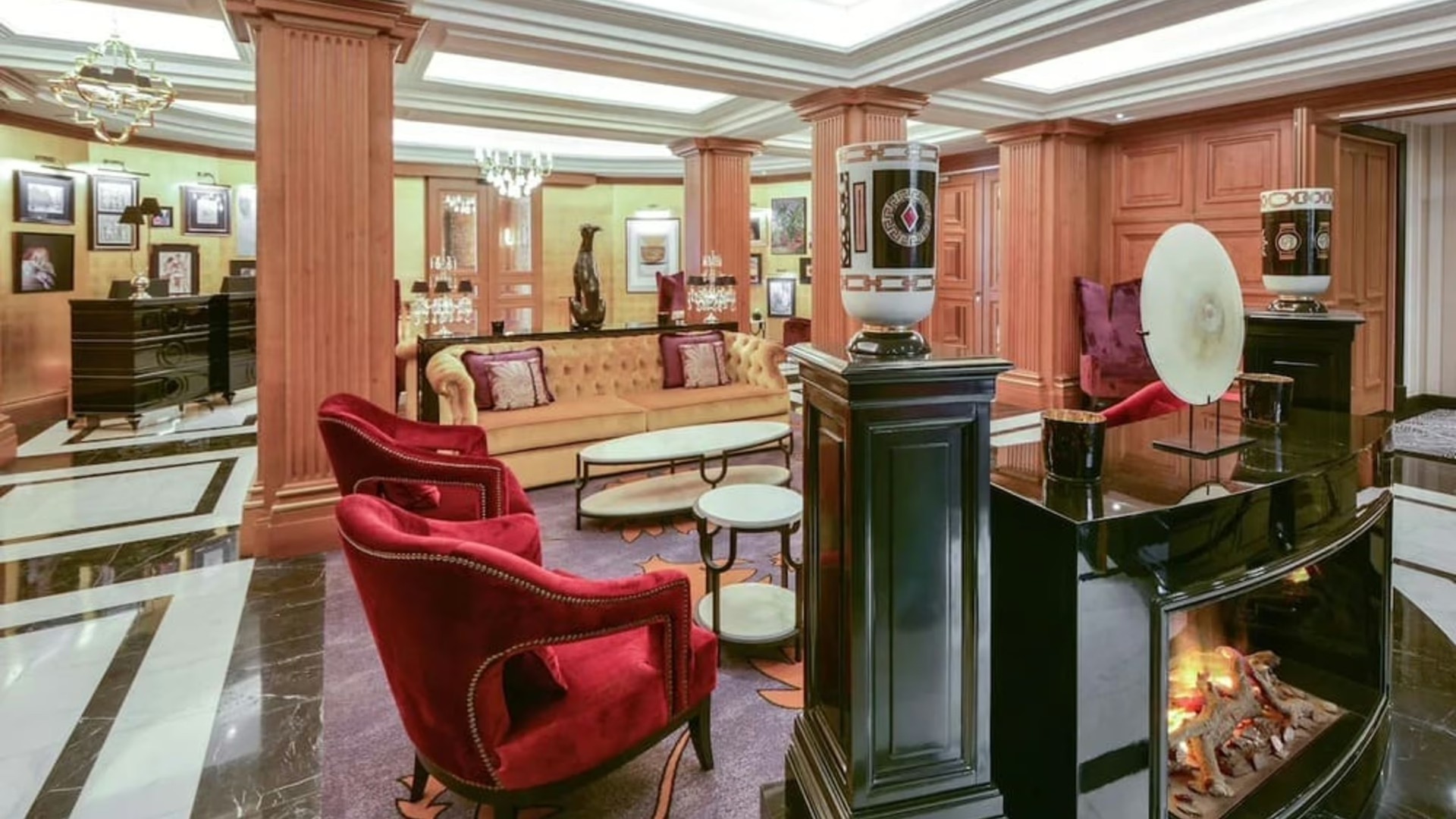 Evening atmosphere in the elegantly arranged interior of the premises
